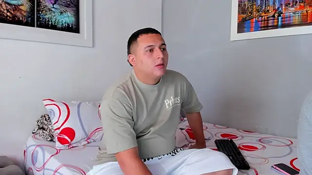 Snapshot of naughtyloverss chatting on 01-22-25, 02:03 naughtyloverss online show from 01-22-25, 02:03