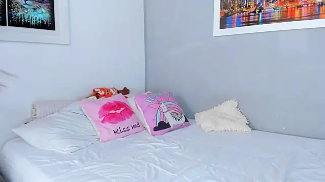 Snapshot of naughtyloverss chatting on 02-19-25, 06:43 naughtyloverss online show from 02-19-25, 06:43