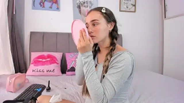 Snapshot of naughtyloverss chatting on 12-17-25, 03:51 naughtyloverss online show from 12-17-25, 03:51