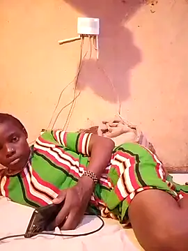 Snapshot of QUEEN-NAIMA chatting on 10-27-25, 04:00 QUEEN-NAIMA online show from 10-27-25, 04:00