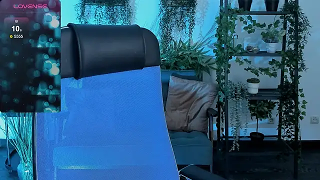 Elainebeness online show from 12-21-25, 04:19