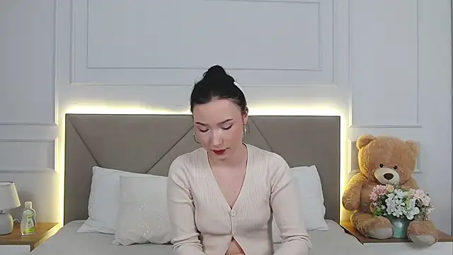 Snapshot of LeilaLow chatting on 12-17-24, 12:00 LeilaLow online show from 12-17-24, 12:00