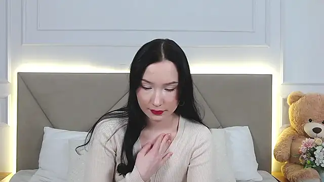 Snapshot of LeilaLow chatting on 12-17-24, 03:06 LeilaLow online show from 12-17-24, 03:06