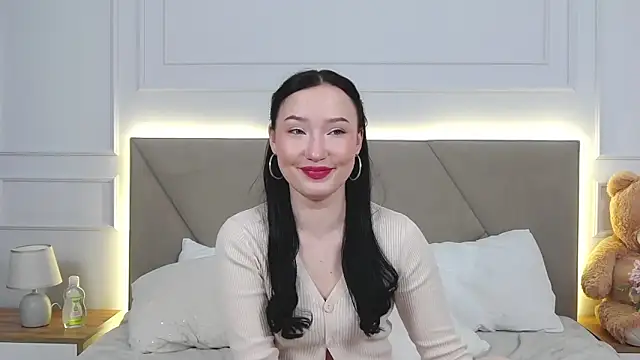 Snapshot of LeilaLow chatting on 12-17-24, 06:09 LeilaLow online show from 12-17-24, 06:09