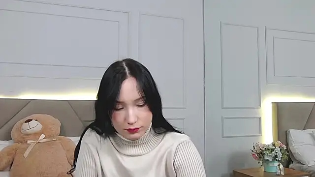 Snapshot of LeilaLow chatting on 12-24-24, 12:11 LeilaLow online show from 12-24-24, 12:11