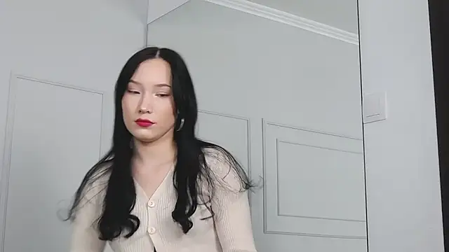 Snapshot of LeilaLow chatting on 12-25-24, 12:05 LeilaLow online show from 12-25-24, 12:05