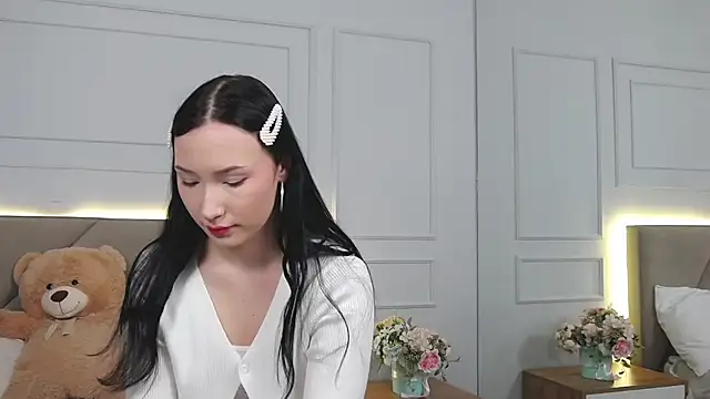 Snapshot of LeilaLow chatting on 12-26-24, 12:05 LeilaLow online show from 12-26-24, 12:05