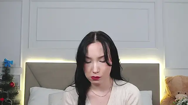 Snapshot of LeilaLow chatting on 12-29-24, 12:01 LeilaLow online show from 12-29-24, 12:01