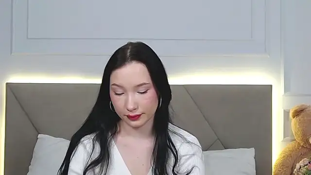 Snapshot of LeilaLow chatting on 01-15-25, 03:18 LeilaLow online show from 01-15-25, 03:18