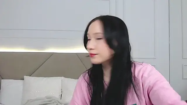 Snapshot of LeilaLow chatting on 01-25-25, 11:02 LeilaLow online show from 01-25-25, 11:02