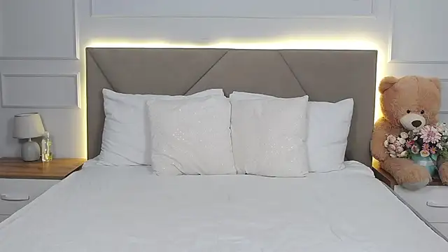 Snapshot of LeilaLow chatting on 02-02-25, 12:02 LeilaLow online show from 02-02-25, 12:02