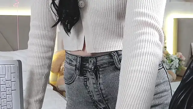 Snapshot of LeilaLow chatting on 02-15-25, 12:01 LeilaLow online show from 02-15-25, 12:01