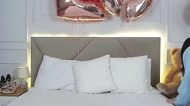 Snapshot of LeilaLow chatting on 02-20-25, 12:04 LeilaLow online show from 02-20-25, 12:04