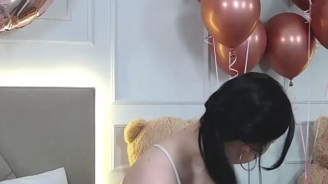 Snapshot of LeilaLow chatting on 02-20-25, 03:08 LeilaLow online show from 02-20-25, 03:08