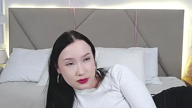 Snapshot of LeilaLow chatting on 02-21-25, 12:06 LeilaLow online show from 02-21-25, 12:06