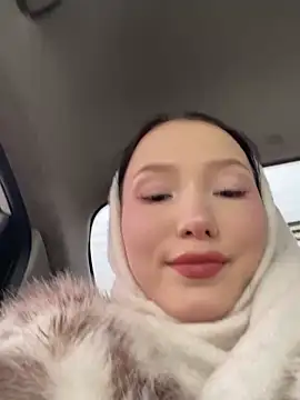 Snapshot of LeilaLow chatting on 02-28-25, 10:52 LeilaLow online show from 02-28-25, 10:52