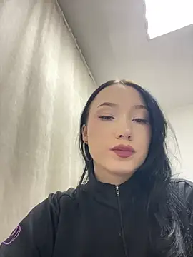 Snapshot of LeilaLow chatting on 02-28-25, 01:58 LeilaLow online show from 02-28-25, 01:58