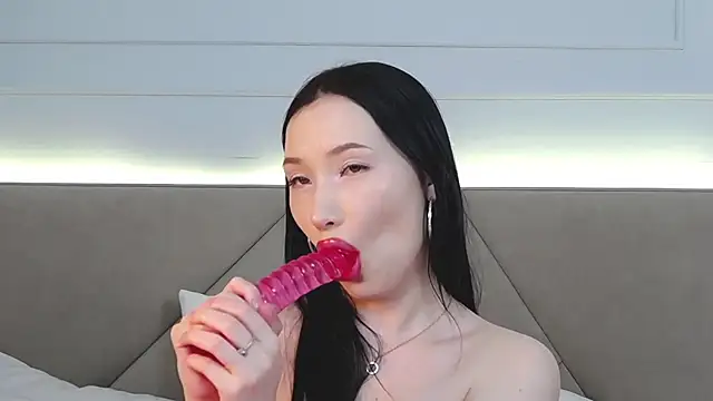 Snapshot of LeilaLow chatting on 03-21-25, 03:13 LeilaLow online show from 03-21-25, 03:13