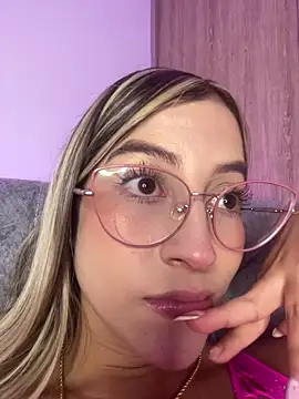 Issabela G1 online show from 10-15-25, 11:49