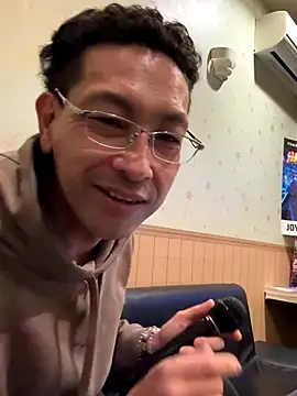 Snapshot of Hideen-real-face chatting on 10-30-25, 07:32 Hideen-real-face online show from 10-30-25, 07:32