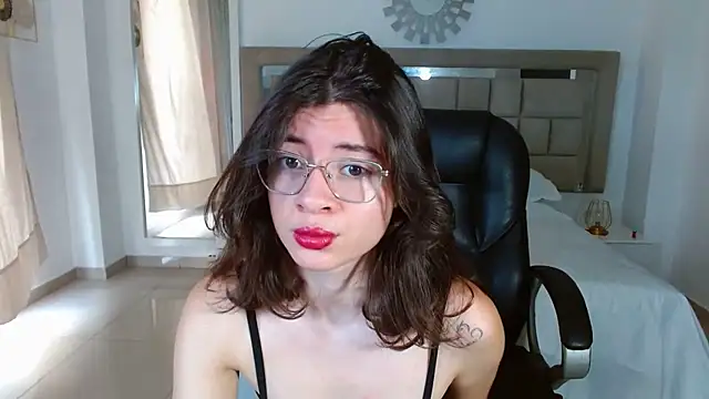 Snapshot of zoecruzz chatting on 11-26-25, 02:51 zoecruzz online show from 11-26-25, 02:51