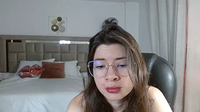 zoecruzz online show from 12-22-25, 02:36