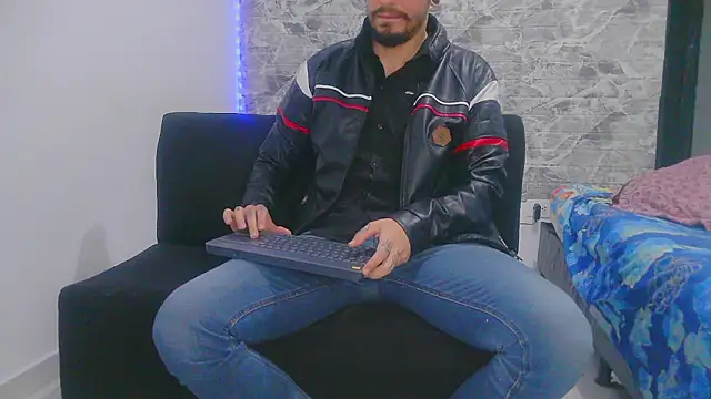 Aaron kwok28 online show from 12-20-24, 03:03