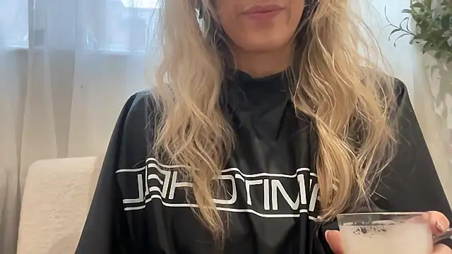 Snapshot of mollywilde chatting on 11-10-25, 10:58 mollywilde online show from 11-10-25, 10:58