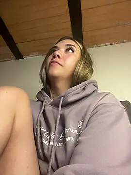 Snapshot of Iris_lee chatting on 02-06-25, 09:00 Iris lee online show from 02-06-25, 09:00