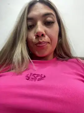 Snapshot of Iris_lee chatting on 02-14-25, 10:14 Iris lee online show from 02-14-25, 10:14