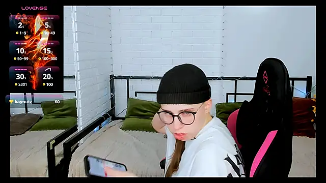 Snapshot of Dolly__Queen_ chatting on 12-24-24, 02:21 Dolly Queen online show from 12-24-24, 02:21