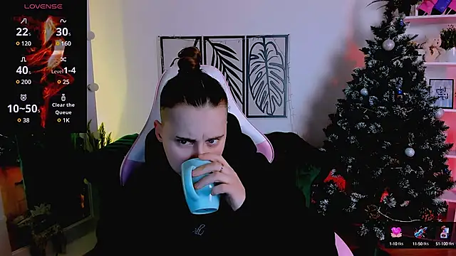 Snapshot of Dolly__Queen_ chatting on 01-13-25, 08:15 Dolly Queen online show from 01-13-25, 08:15