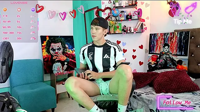 Snapshot of flowers18 chatting on 09-25-25, 10:46 flowers18 online show from 09-25-25, 10:46