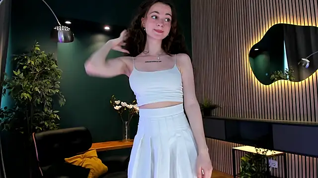 Snapshot of Curly_Moon chatting on 06-30-26, 02:07 Curly Moon online show from 06-30-26, 02:07