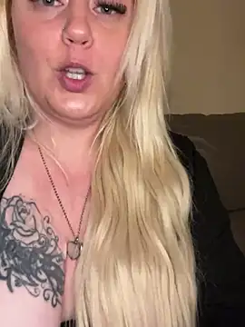 Snapshot of Blondiee3088 chatting on 03-06-25, 06:59 Blondiee3088 online show from 03-06-25, 06:59