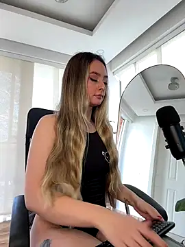 nicollefiorett online show from 09-15-25, 07:36