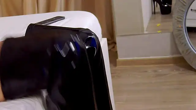 Snapshot of FeetVibe chatting on 02-15-25, 09:38 FeetVibe online show from 02-15-25, 09:38