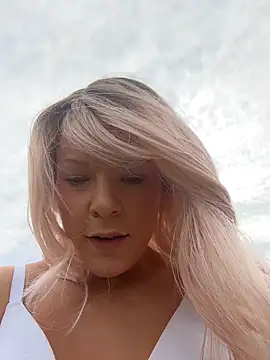 EllaSnow online show from 04-12-26, 10:15