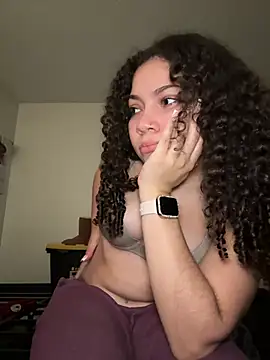 Snapshot of ladylavish chatting on 12-24-24, 04:00 ladylavish online show from 12-24-24, 04:00