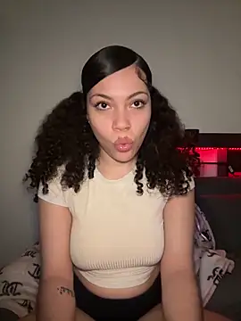 Snapshot of ladylavish chatting on 11-21-25, 04:33 ladylavish online show from 11-21-25, 04:33