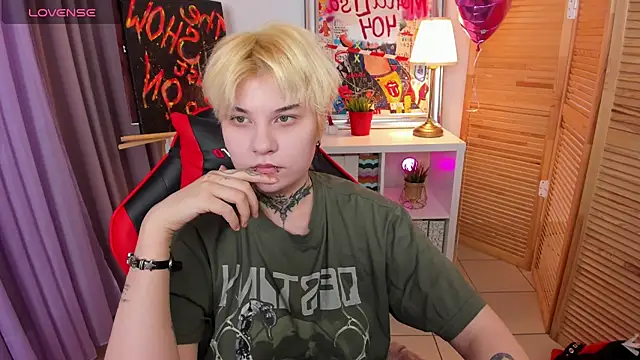 Snapshot of mekurisu chatting on 02-28-25, 01:26 mekurisu online show from 02-28-25, 01:26