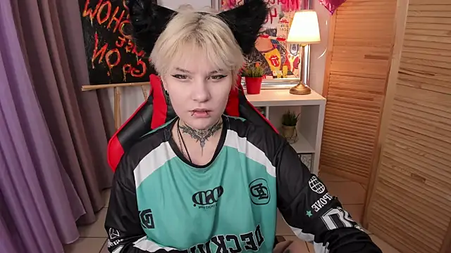 Snapshot of mekurisu chatting on 03-18-25, 01:21 mekurisu online show from 03-18-25, 01:21