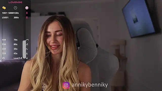 Coconutkittyy online show from 02-18-25, 06:37