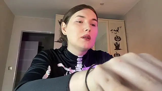 Snapshot of Maria_Bowie chatting on 10-29-25, 07:54 Maria Bowie online show from 10-29-25, 07:54