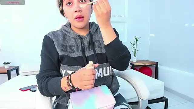 Snapshot of julietha_taylor chatting on 02-18-25, 01:43 julietha taylor online show from 02-18-25, 01:43