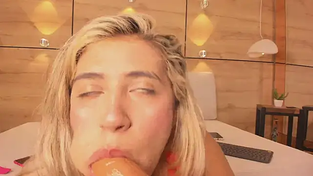 Snapshot of julietha_taylor chatting on 10-08-25, 03:04 julietha taylor online show from 10-08-25, 03:04