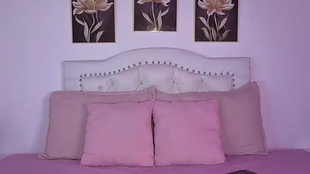 Snapshot of AnneGagner chatting on 09-21-25, 12:01 AnneGagner online show from 09-21-25, 12:01