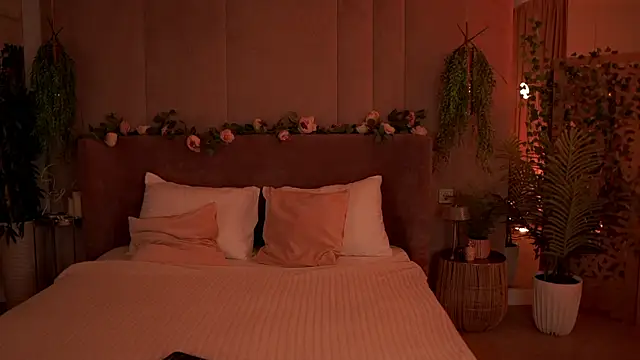 Smiley Mia online show from 09-18-25, 05:09