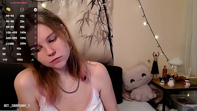 Snapshot of Moona_xx chatting on 01-25-25, 11:22 Moona xx online show from 01-25-25, 11:22