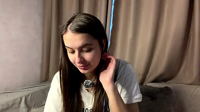 Snapshot of elisa_moon chatting on 03-24-26, 02:55 elisa moon online show from 03-24-26, 02:55